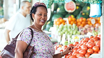 nainen ostamassa vihanneksia